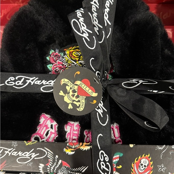 Ed Hardy Black Hat and Glove Gift Set - Picture 3 of 4